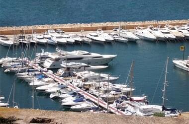Sportboote und Yachten am Hafen in Spanien 