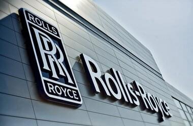 Logo von Rolls-Royce am Gebäude in Polen