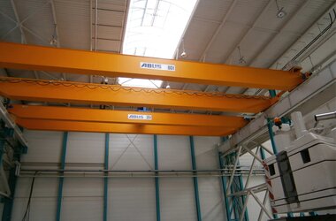 Laufkrane mit einer Tragfähigkeit von jeweils 20 t und 80 t in Produktionshalle der Firma ENERCO in Frankreich