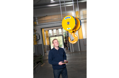 glücklicher Mitarbeiter steuert einen ABUS Kran in Produktionshalle in Schweden