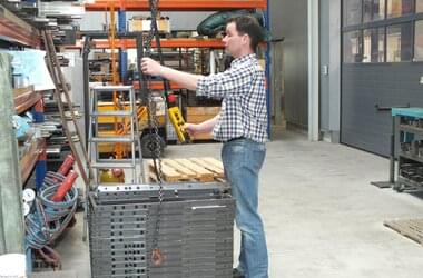 Kranführer der Firma Forthaus steuert einen Kran der als Hebezeug von schweren Gegenständen gebraucht wird