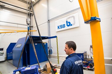 Säulenschwenkkran für Arbeitsplatz mit Strahlmaschine und einem Spezialhochdruckreiniger
