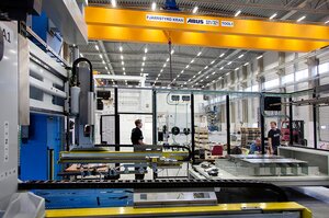 Zweiträgerlaufkran mit geschweißtem Kastenträger in Metallumformungsindustrie
