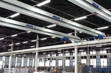 Montierte Laufkrane, die auf Idee des HB-Systems basieren