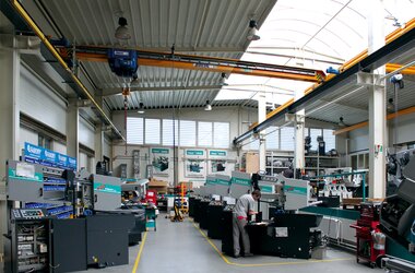 HB-System mit  EHB-Einträgeranlage in älterer Halle der Firma PEGAS GONDA