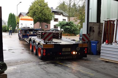 Für Transport des SmartHouse bestimmter LKW