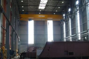 Zweiträgerlaufkran mit Tragfähigkeit von 80 t in Produktionshalle der Werft Royal Bedewes