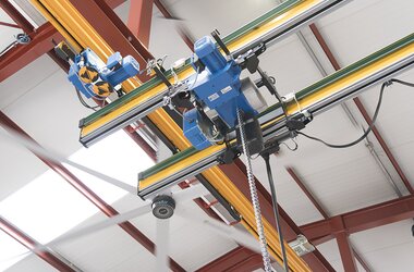  Kettenzuges zwischen den Kranträgern des Zweiträgerkrans