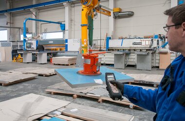 Mitarbeiter steuert Einträgerlaufkran ELK per ABURemote Button