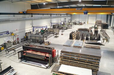Einträgerlaufkrane in Gleichlaufregelung schafft schnelles und sicheres Handling
