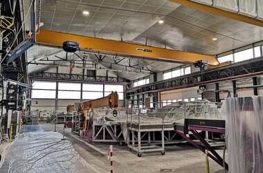Montage der ABUS Einträgerlaufkrane im Unternehmen Construction Navale Bordeaux