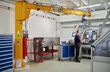ABUS Säulenschwenkkran LSX mit einer Tragfähigkeit von 500kg bei der Firma Rörick Elektriska Verkstad in Schweden