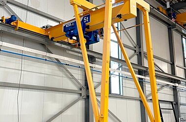 Zu sehen ist ein Halbportalkran mit einer Tragfähigkeit von fünf Tonnen.