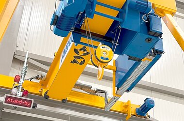 Blick von unten auf einen Seilzug an einem Kastenträger