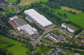Luftaufnahme des Hauptstandorts von ABUS Kransysteme GmbH mit Produktionshalle der Laufkrane und Komponenten in Lantenbach