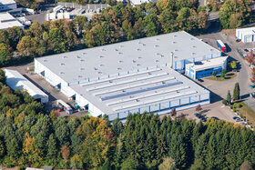 Luftaufnahme des ABUS Kransysteme GmbH Standorts in Marienheide-Rodt mit der Produktionshalle für Leichtkrane und dem Logistikzentrums  