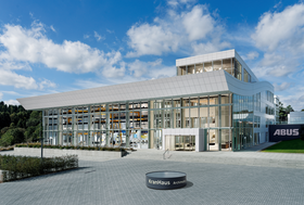 Gläsernes Gebäude in Gummersbach-Herreshagen, das sich KranHaus nennt und die Krane von ABUS Kransysteme GmbH ausgestellt werden 