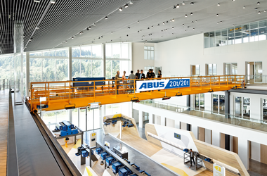 Führung eines ABUS Kransysteme GmbH Mitarbeiters an der Station der Kran-Fahrt auf einem 20 Tonner Zweiträger-Kran durch das Kran-Haus in acht Metern Höhe