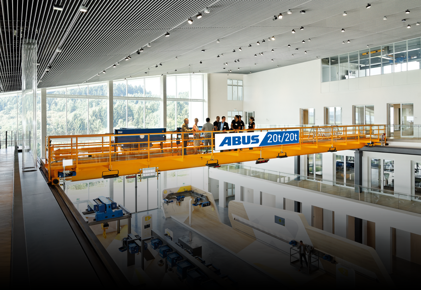 Führung eines ABUS Kransysteme GmbH Mitarbeiters an der Station der Kran-Fahrt auf einem 20 Tonner Zweiträger-Kran durch das Kran-Haus in acht Metern Höhe
