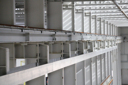 Weiße Kranbahn in der Rohbauphase in einer Halle
