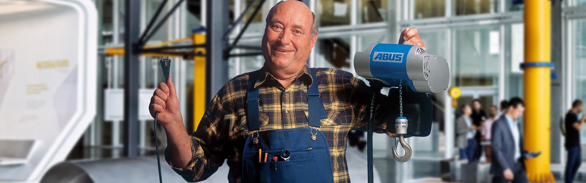 Kettenzug ABUCompact GMC Mitarbeiter hält Kettenzug ABUCompact GMC mit einem Netzanschluss für Steckdosen