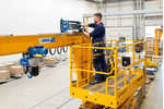 ABUS Mitarbeiter modernisiert und rüstet ABUS Kran und Kettenzug nach