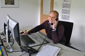 Telefonierender Industriekaufmann im Büro der ABUS Kransysteme GmbH 