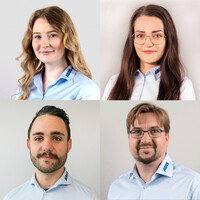 Vier Portrait-Fotos, zwei Damen und zwei Herren. Alle sind bekleidet mit einem hellblauen Hemd, auf dem Hemdkragen in dunkelblau das ABUS-Logo aufgestickt. Alle lächeln freundlich in die Kamera.  