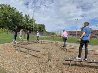 Vital Garten mit Sportgeräten und aktiven Mitarbeitern