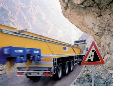 Transport eines ABUS Krans an Felsen vorbei