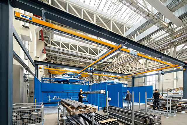 Ein Einträgerkran EHB in einer Industriehalle ermöglicht den flächendeckenden Transport von Lasten unter der Decke.