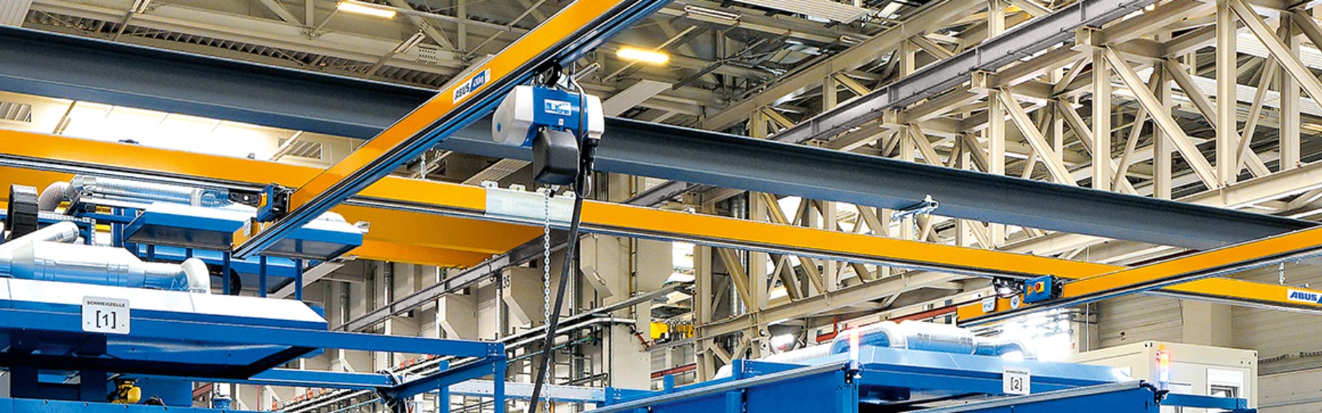 ABUS Einträgerkran EHB in moderner Industriehalle für den Transport und das Heben von Lasten.
