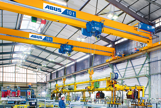 ABUS Einträgerlaufkrane in einer Industriehalle mit Tragfähigkeit bis 16 t und Spannweite bis 39 m für effizienten Materialfluss