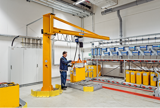 ABUS Säulenschwenkkran LS für ergonomische Materialhandhabung am Arbeitsplatz.