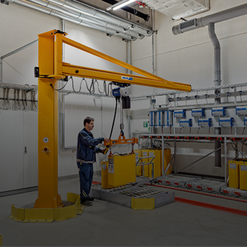 ABUS Säulenschwenkkran LS für ergonomische Materialhandhabung am Arbeitsplatz.