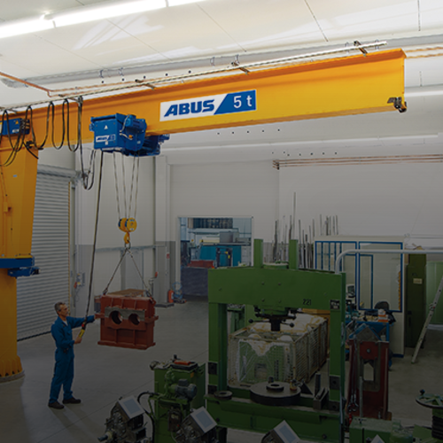 ABUS Säulenschwenkkran VS in einer Produktionshalle.