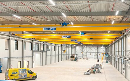 ABUS Brückenkrane in einer neuen Produktionshalle zur Vorbereitung zukünftiger Fertigungsprozesse.